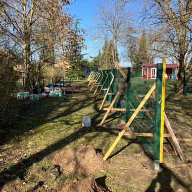 ein neuer Zaun wird in der Kita "Unsere Dorfspatzen" errichtet